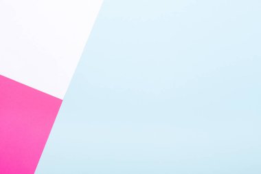 Mavi arka planda pembe ve beyaz kağıtların olduğu bir model. Uzayı kopyala Üst Görünüm - Resim