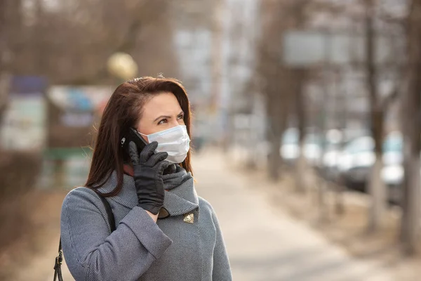 Женщина Защитной Медицинской Маске Улице Закрывается Женщина Телефоном Концепция Самообслуживания — стоковое фото