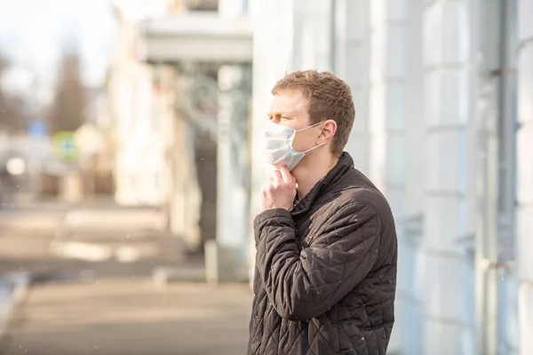Människan Bär Skyddande Medicinsk Mask Utomhus Närbild Virusskydd Begreppet Egenvård — Stockfoto