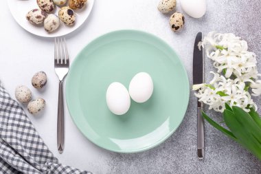 Bahar masası. Yeşil nane, paskalya yumurtası, sümbül ve gümüş çatal bıçak takımı. Uzayı kopyala Üst Görünüm - Resim