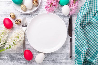 Bahar masası. Yeşil nane, paskalya yumurtası, sümbül ve gümüş çatal bıçak takımı. Uzayı kopyala Üst Görünüm - Resim