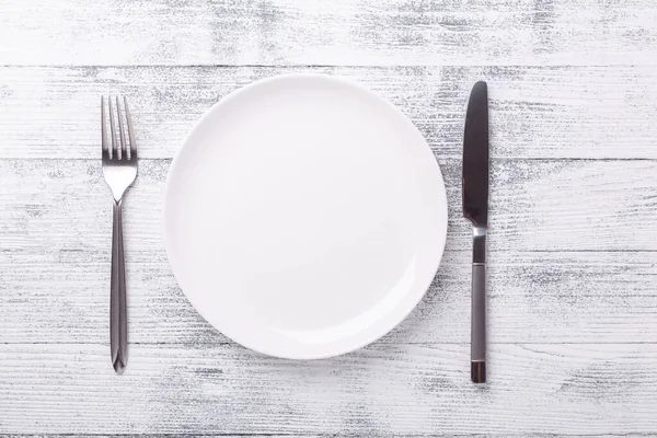 Empty White Plate Cutlery Wooden Background Copy Space Top View — Stock Photo, Image