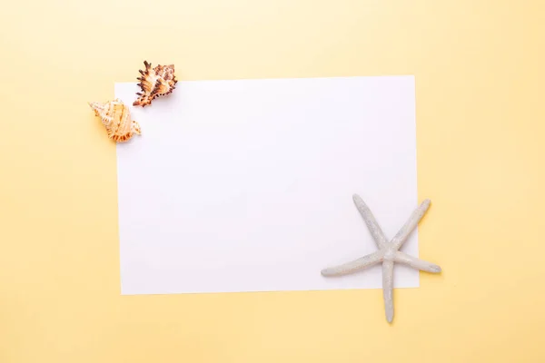 Blanco Papier Schelpen Zeesterren Gele Achtergrond Concept Van Planning Van — Stockfoto