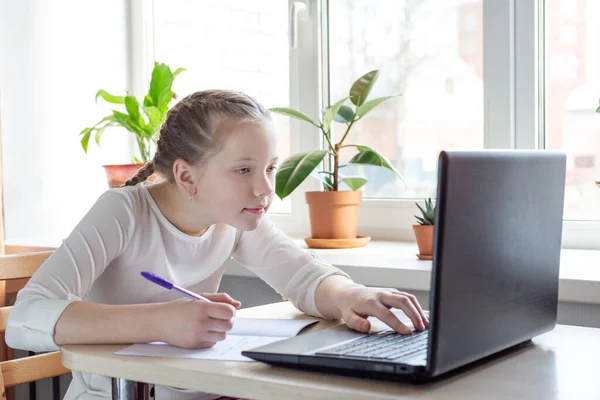 Skolflickan Tittar Bärbar Datorskärm Socialt Avstånd Självisolering Hemskola Nätutbildning Hemundervisning — Stockfoto