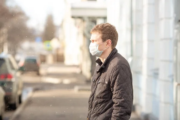 Άντρας Προστατευτική Ιατρική Μάσκα Έξω Από Κοντά Προστασία Από Ιούς — Φωτογραφία Αρχείου