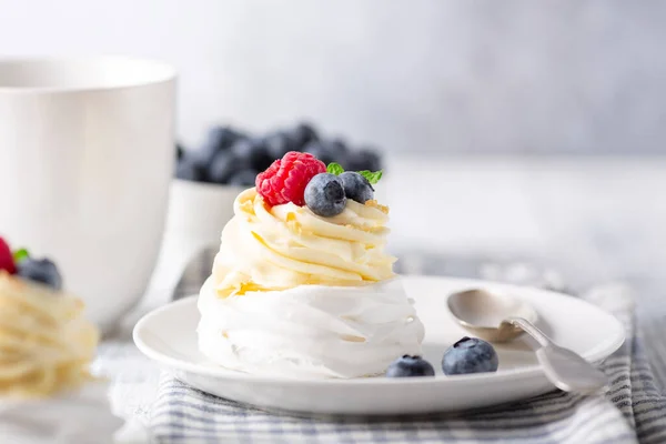 Delicioso Bolo Pavlova Com Chantilly Bagas Frescas Close Foco Seletivo — Fotografia de Stock