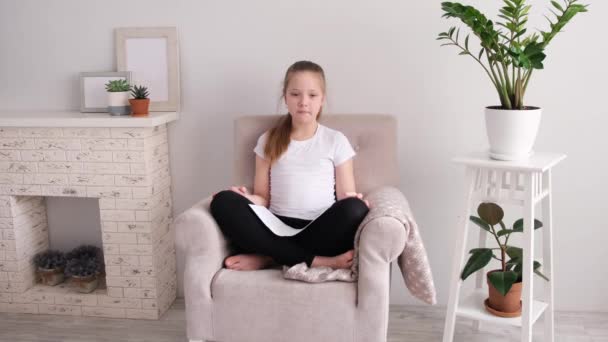 Молода Дівчина Підліток Тримає Знак Каже Залишатися Вдома Епідемія Коронавірусної — стокове відео