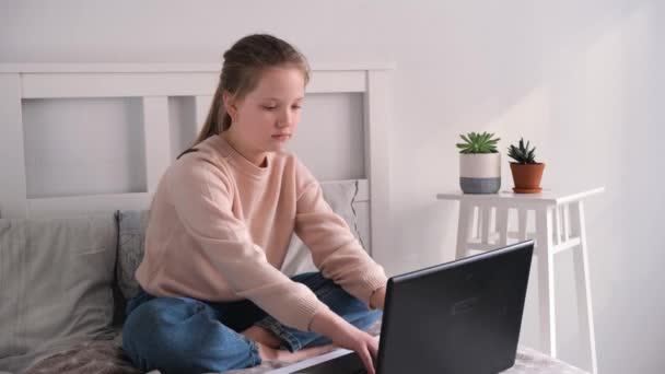 Een Jong Tienermeisje Dat Thuis Aan Een Laptop Werkt Een — Stockvideo