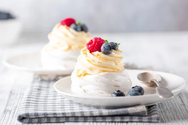 Tort Delicios Pavlova Frisca Fructe Padure Proaspete Aproape Focalizare Selectivă — Fotografie, imagine de stoc