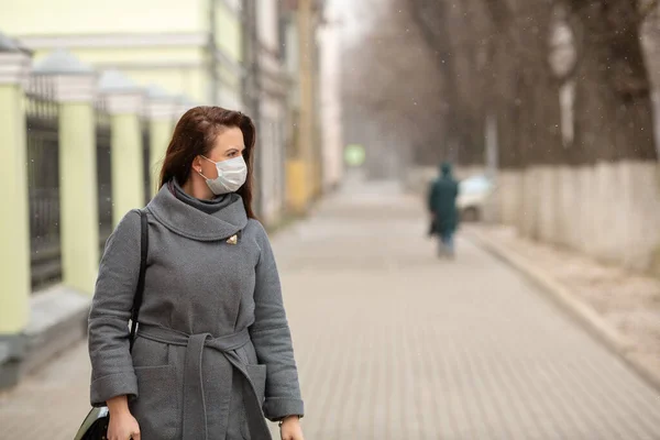 Kvinna Bär Skyddande Medicinsk Mask Tom Europeisk Gata Utomhus Begreppet — Stockfoto