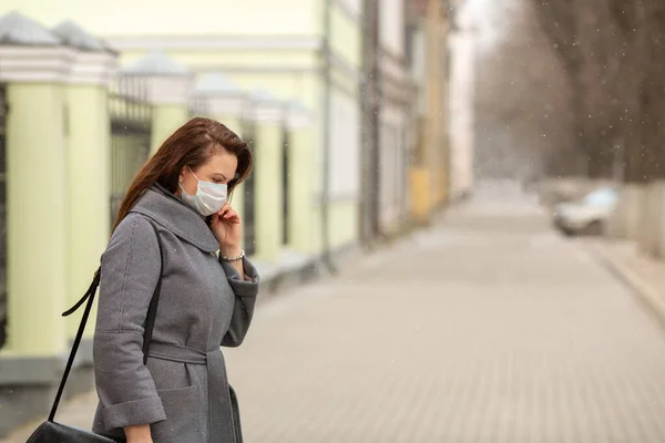 Kvinna Bär Skyddande Medicinsk Mask Tom Europeisk Gata Utomhus Begreppet — Stockfoto