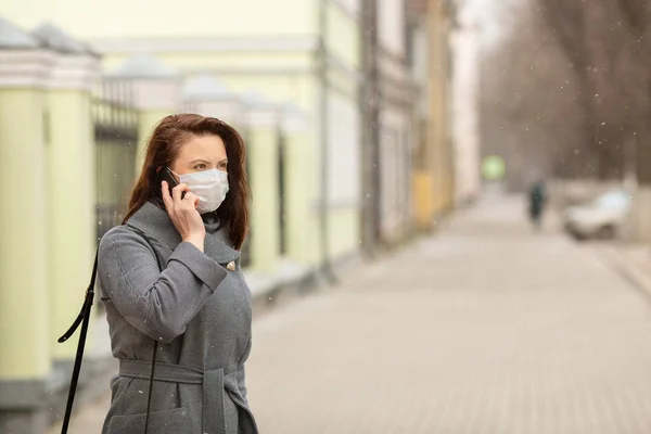 Kvinna Bär Skyddande Medicinsk Mask Tom Gata Utomhus Kvinna Som — Stockfoto