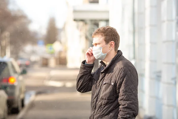 Europäischer Mann Mit Medizinischer Schutzmaske Auf Einer Leeren Straße Utdoors — Stockfoto