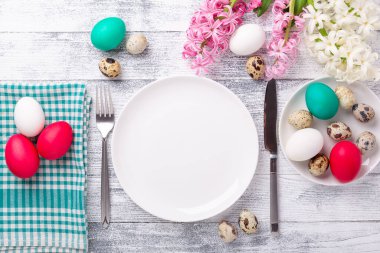 Bahar masası. Yeşil nane, paskalya yumurtası, sümbül ve gümüş çatal bıçak takımı. Uzayı kopyala Üst Görünüm - Resim