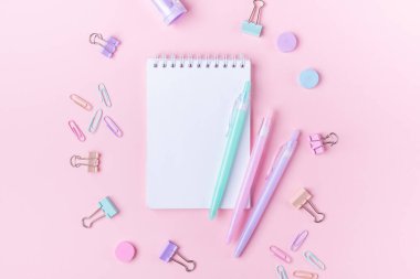 Not defterleri ve pembe arka planda pastel renkli çalışma aksesuarları olan okul arkaplanı metin alanı ile birlikte okula dönüş konsepti