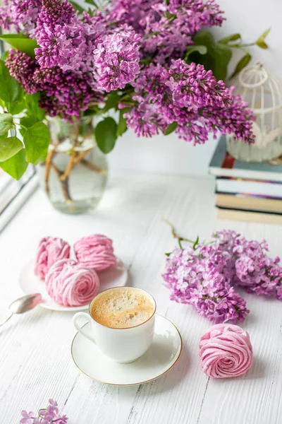 Ramo Lilas Taza Café Malvavisco Casero Mañana Romántica Primavera Enfoque —  Fotos de Stock