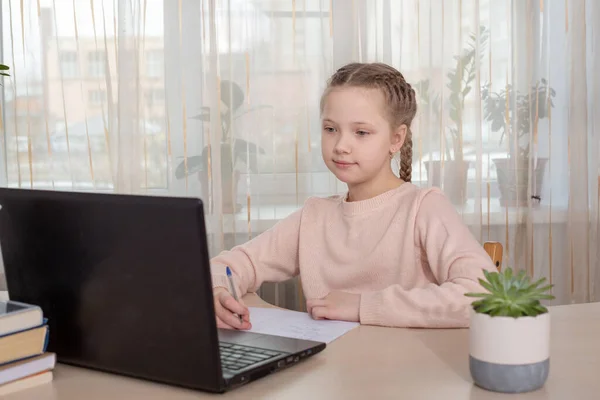 Une Écolière Qui Étudie Maison Jeune Fille Utilisant Ordinateur Portable — Photo