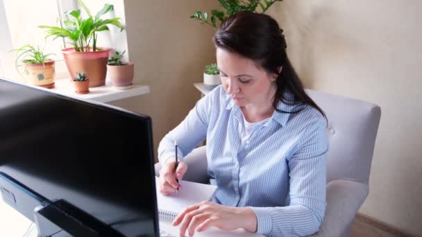 Kobieta Programistka Lub Freelancerka Pracująca Domu Zdalnym Domowym Biurze Koncepcja — Wideo stockowe