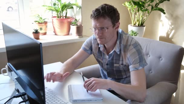 Programador Trabajando Desde Casa Remoto Oficina Casa Hombre Con Gafas — Vídeos de Stock