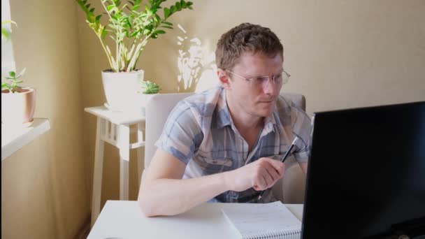 Programador Trabajando Desde Casa Remoto Oficina Casa Hombre Con Gafas — Vídeos de Stock