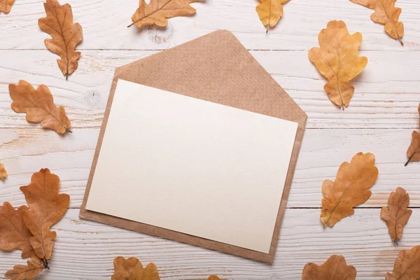 Herfst Bladeren Enveloppe Een Witte Houten Achtergrond Vlakke Lay Bovenaanzicht — Stockfoto