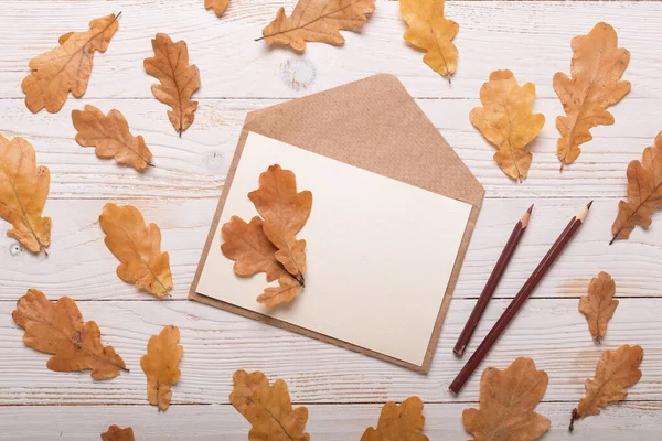 Herfst Bladeren Enveloppe Een Witte Houten Achtergrond Vlakke Lay Bovenaanzicht — Stockfoto