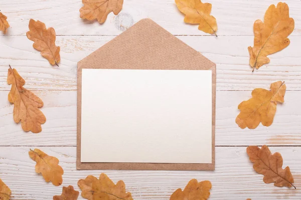 Herfst Bladeren Enveloppe Een Witte Houten Achtergrond Vlakke Lay Bovenaanzicht — Stockfoto