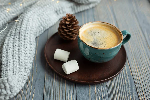 Taza Café Malvavisco Suéter Punto Caliente Sobre Fondo Madera Luces —  Fotos de Stock