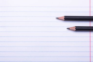 Sıraya dizilmiş iki siyah grafit kalem Okula geri dön, eğitim konsepti Top view