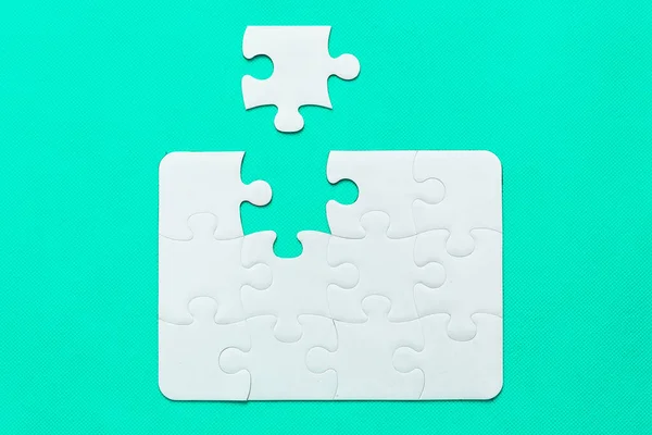 Puzzle Mit Fehlendem Teil Auf Mint Hintergrund Draufsicht — Stockfoto