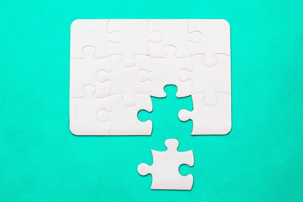 Puzzle Mit Fehlendem Teil Auf Mint Hintergrund Draufsicht — Stockfoto