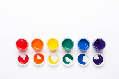 Kutulardaki izole edilmiş beyaz arkaplan boyaları üzerinde çok renkli gouache Üst görünüm boşluğunu kopyala