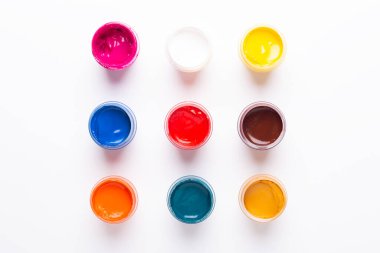 Kutulardaki izole edilmiş beyaz arkaplan boyaları üzerinde çok renkli gouache Üst görünüm boşluğunu kopyala