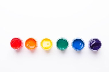 Beyaz arkaplanda altı kavanoz boya izole edilmiş çok renkli gouache Üst görünüm Boşluğu kopyala