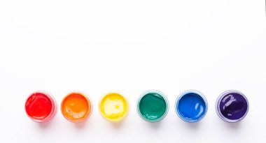 Beyaz arkaplanda altı kavanoz boya izole edilmiş çok renkli gouache Üst görünüm Boşluğu kopyala