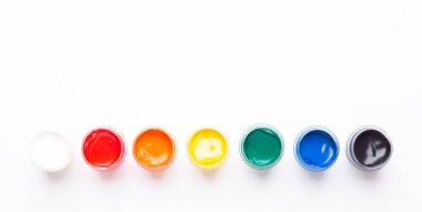 Beyaz arkaplan üzerindeki çok renkli gouache kutular içindeki izole boyalar Üst görünüm Boşluk Afişini kopyala