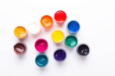 Kutulardaki izole edilmiş beyaz arkaplan boyaları üzerinde çok renkli gouache Üst görünüm boşluğunu kopyala