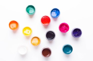 Kutulardaki izole edilmiş beyaz arkaplan boyaları üzerinde çok renkli gouache Üst görünüm boşluğunu kopyala