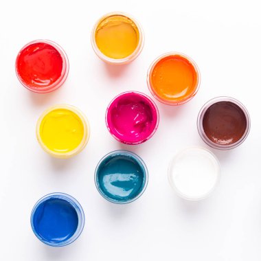 Kutulardaki izole edilmiş beyaz arkaplan boyaları üzerinde çok renkli gouache Üst görünüm boşluğunu kopyala