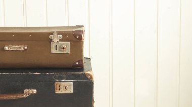 İki eski eski bavul Beyaz ahşap arka plan Vintage renkli kopyalama alanı