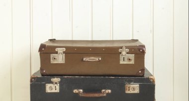 İki eski eski bavul Beyaz ahşap arka plan Vintage renkli kopyalama alanı