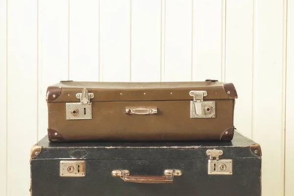 Zwei Alte Retro Koffer Weißer Holzhintergrund Vintage Tönung Kopierraum — Stockfoto