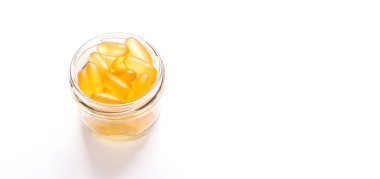 Beyaz zemin üzerinde cam kavanozda Omega 3 kapsülleri Balık yağı Sarı softgels Vitamin D, E, Bir Ek Sağlık Sancağı Boşluk Kopyalama Konsepti