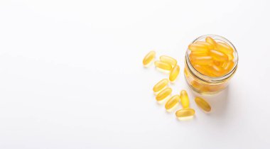 Beyaz zemin üzerinde cam kavanozda Omega 3 kapsülleri Balık yağı Sarı yumuşaklar D vitamini, E vitamini, sağlık hizmetleri kopyalama alanı