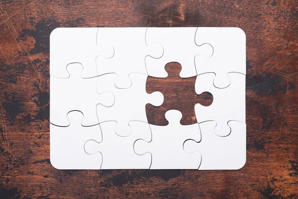 Puzzle Mit Fehlendem Teil Auf Altem Holzhintergrund — Stockfoto