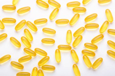 Beyaz zemin üzerinde Omega 3 kapsülleri Balık yağı Sarı softgeller Vitamin D, E, Sağlık hizmetleri Üst görünüm, düz görünüm, kopyalama alanı