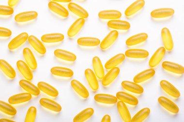 Beyaz zemin üzerinde Omega 3 kapsülleri Balık yağı Sarı softgeller Vitamin D, E, Sağlık hizmetleri Üst görünüm, düz görünüm, kopyalama alanı