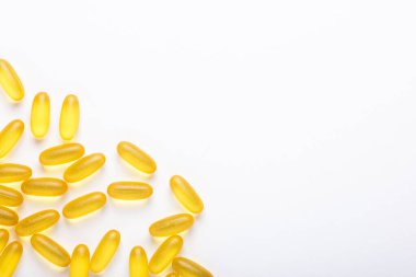 Beyaz zemin üzerinde Omega 3 kapsülleri Balık yağı Sarı softgeller Vitamin D, E, Sağlık hizmetleri Üst görünüm, düz görünüm, kopyalama alanı