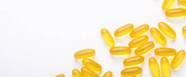 Beyaz zemin üzerinde Omega 3 kapsülleri Balık yağı Sarı softgeller Vitamin D, E, Sağlık Hizmetleri Sancakları Üst görünümü, düz yatış, kopyalama alanı