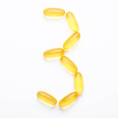 Beyaz zemin üzerinde Omega 3 kapsülleri Balık yağı Sarı Softgels Vitamin D, E, Eklenti Sağlık Hizmetleri Üst görünümü, düz yatış, kopyalama alanı Yumuşak odak